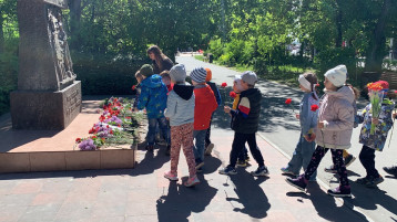 Возложение цветов к памятнику тружеников тыла Возложение цветов к памятнику тружеников тыла.